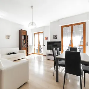 Cenisio M5 Lovely - With Balcony! , Milano Italia
